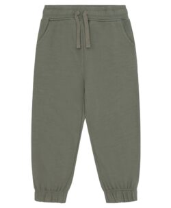 Myk joggebukse med lommer og knyting fra Hust&Claire i 50% merinoull, 45% bambusviskose og 5% polyamid. Det er myk bambusviskose innerst mot huden og ull på utsiden som luner godt. Dette er en ullkvalitet som er fin for sensitiv hud. Sertifisert med Standard 100 fra OEKO-TEX®.