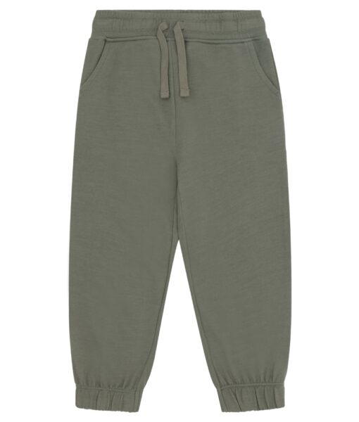 Myk joggebukse med lommer og knyting fra Hust&Claire i 50% merinoull, 45% bambusviskose og 5% polyamid. Det er myk bambusviskose innerst mot huden og ull på utsiden som luner godt. Dette er en ullkvalitet som er fin for sensitiv hud. Sertifisert med Standard 100 fra OEKO-TEX®.