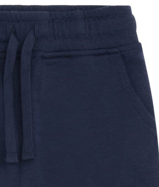Myk joggebukse med lommer og knyting fra Hust&Claire i 50% merinoull, 45% bambusviskose og 5% polyamid. Det er myk bambusviskose innerst mot huden og ull på utsiden som luner godt. Dette er en ullkvalitet som er fin for sensitiv hud. Sertifisert med Standard 100 fra OEKO-TEX®.