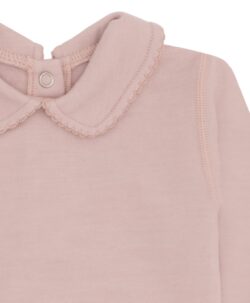 Varm og myk body fra Hust&Claire laget av 50% merinoull, 45% bambusviskose og 5% polyamid. Bodyen har søt krage pyntet med blondekant. Det er myk bambusviskose innerst mot huden og ull på utsiden som luner godt. Dette er en ullkvalitet som er fin for sensitiv hud. Sertifisert med Standard 100 fra OEKO-TEX®.