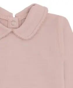 Varm og myk body fra Hust&Claire laget av 50% merinoull, 45% bambusviskose og 5% polyamid. Bodyen har søt krage pyntet med blondekant. Det er myk bambusviskose innerst mot huden og ull på utsiden som luner godt. Dette er en ullkvalitet som er fin for sensitiv hud. Sertifisert med Standard 100 fra OEKO-TEX®.