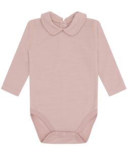 Varm og myk body fra Hust&Claire laget av 50% merinoull, 45% bambusviskose og 5% polyamid. Bodyen har søt krage pyntet med blondekant. Det er myk bambusviskose innerst mot huden og ull på utsiden som luner godt. Dette er en ullkvalitet som er fin for sensitiv hud. Sertifisert med Standard 100 fra OEKO-TEX®.