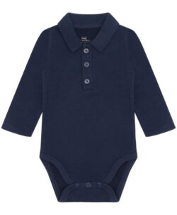 Varm og myk body fra Hust&Claire laget av 50% merinoull, 45% bambusviskose og 5% polyamid. Bodyen har krage og knapper. Det er myk bambusviskose innerst mot huden og ull på utsiden som luner godt. Dette er en ullkvalitet som er fin for sensitiv hud. Sertifisert med Standard 100 fra OEKO-TEX®.