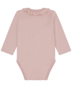 Varm og myk body fra Hust&Claire laget av 50% merinoull, 45% bambusviskose og 5% polyamid. Det er myk bambusviskose innerst mot huden og ull på utsiden som luner godt. Dette er en ullkvalitet som er fin for sensitiv hud. Sertifisert med Standard 100 fra OEKO-TEX®.
