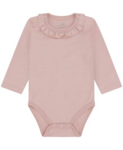 Varm og myk body fra Hust&Claire laget av 50% merinoull, 45% bambusviskose og 5% polyamid. Det er myk bambusviskose innerst mot huden og ull på utsiden som luner godt. Dette er en ullkvalitet som er fin for sensitiv hud. Sertifisert med Standard 100 fra OEKO-TEX®.