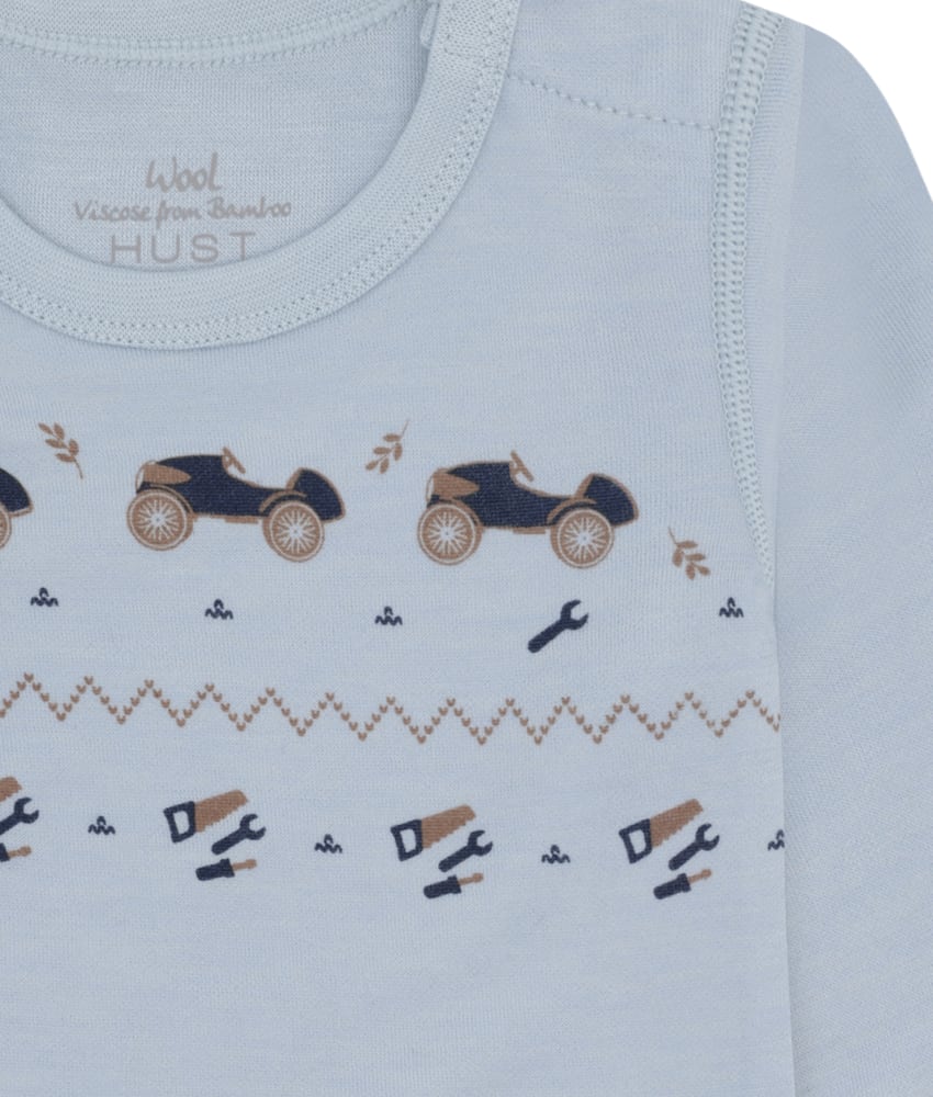 Varm og myk body fra Hust&Claire laget av 50% merinoull, 45% bambusviskose og 5% polyamid. Det er myk bambusviskose innerst mot huden og ull på utsiden som luner godt. Dette er en ullkvalitet som er fin for sensitiv hud. Sertifisert med Standard 100 fra OEKO-TEX®.