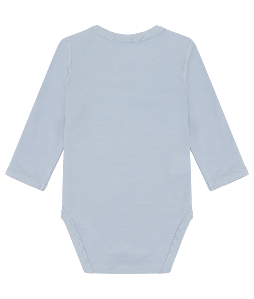 Varm og myk body fra Hust&Claire laget av 50% merinoull, 45% bambusviskose og 5% polyamid. Det er myk bambusviskose innerst mot huden og ull på utsiden som luner godt. Dette er en ullkvalitet som er fin for sensitiv hud. Sertifisert med Standard 100 fra OEKO-TEX®.