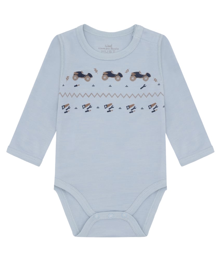 Varm og myk body fra Hust&Claire laget av 50% merinoull, 45% bambusviskose og 5% polyamid. Det er myk bambusviskose innerst mot huden og ull på utsiden som luner godt. Dette er en ullkvalitet som er fin for sensitiv hud. Sertifisert med Standard 100 fra OEKO-TEX®.