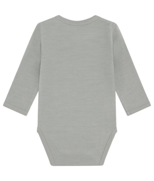 Varm og myk body fra Hust&Claire laget av 50% merinoull, 45% bambusviskose og 5% polyamid. Det er myk bambusviskose innerst mot huden og ull på utsiden som luner godt. Dette er en ullkvalitet som er fin for sensitiv hud. Sertifisert med Standard 100 fra OEKO-TEX®.