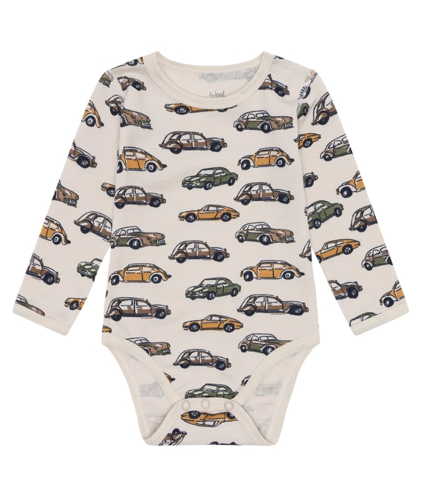 Body fra Hust&Claire i myk merinoull laget av 95% merinoull og 5% polyamid. Dette er en myk, stødig og slitesterk ullkvalitet som holder seg fint vask etter vask. Sertifisert med Standard 100 fra OEKO-TEX®.