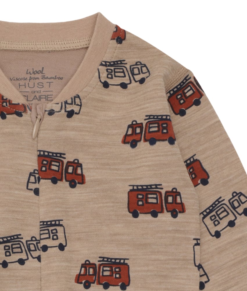 Varm og myk heldrakt fra Hust&Claire laget av 50% merinoull, 45% bambusviskose og 5% polyamid. Heldrakten har trylleføtter som kan brettes over og varme små tær (opp til str. 86). Det er myk bambusviskose innerst mot huden og ull på utsiden som luner godt. Dette er en ullkvalitet som er fin for sensitiv hud. Sertifisert med Standard 100 fra OEKO-TEX®.