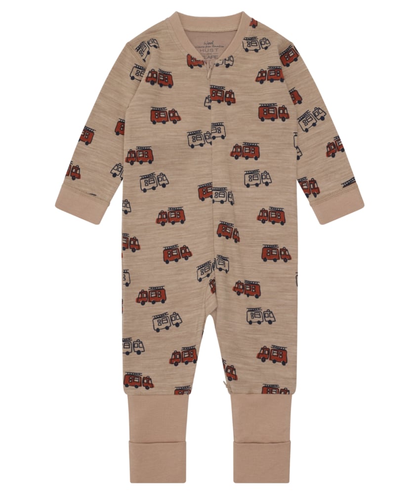 Varm og myk heldrakt fra Hust&Claire laget av 50% merinoull, 45% bambusviskose og 5% polyamid. Heldrakten har trylleføtter som kan brettes over og varme små tær (opp til str. 86). Det er myk bambusviskose innerst mot huden og ull på utsiden som luner godt. Dette er en ullkvalitet som er fin for sensitiv hud. Sertifisert med Standard 100 fra OEKO-TEX®.