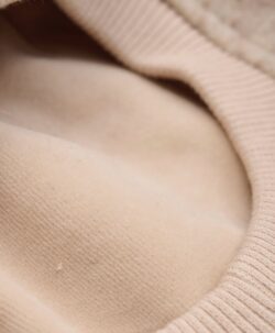 Supersøt og varm balacalva med små ører i tovet ull (80% ull og 20% polyester) fra HUTTEliHUT. Foret er laget av myk bomullsvelour som gjør den ekstra varm og vindtett på kalde dager. Ribbekanten rundt ansiktet er i bomull som gjør at den ikke klør. Vaskes fint på 30 grader ullprogram med vaskemiddel for ull/silke. Tørkes flatt.