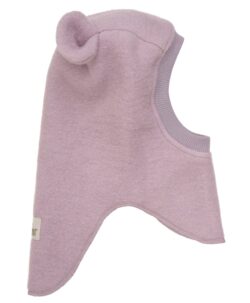 Supersøt og varm balacalva med små ører i tovet ull (80% ull og 20% polyester) fra HUTTEliHUT. Foret er laget av myk bomullsvelour som gjør den ekstra varm og vindtett på kalde dager. Ribbekanten rundt ansiktet er i bomull som gjør at den ikke klør. Vaskes fint på 30 grader ullprogram med vaskemiddel for ull/silke. Tørkes flatt.