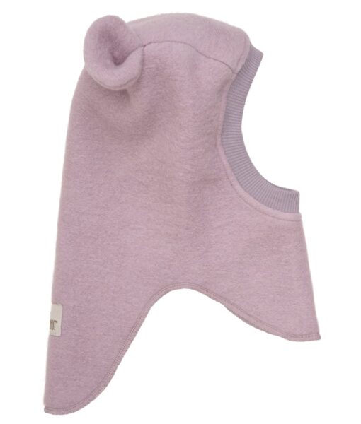 Supersøt og varm balacalva med små ører i tovet ull (80% ull og 20% polyester) fra HUTTEliHUT. Foret er laget av myk bomullsvelour som gjør den ekstra varm og vindtett på kalde dager. Ribbekanten rundt ansiktet er i bomull som gjør at den ikke klør. Vaskes fint på 30 grader ullprogram med vaskemiddel for ull/silke. Tørkes flatt.