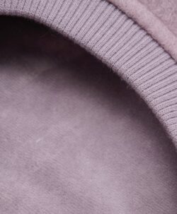 Supersøt og varm balacalva med små ører i tovet ull (80% ull og 20% polyester) fra HUTTEliHUT. Foret er laget av myk bomullsvelour som gjør den ekstra varm og vindtett på kalde dager. Ribbekanten rundt ansiktet er i bomull som gjør at den ikke klør. Vaskes fint på 30 grader ullprogram med vaskemiddel for ull/silke. Tørkes flatt.
