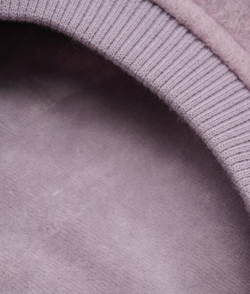 Supersøt og varm balacalva med små ører i tovet ull (80% ull og 20% polyester) fra HUTTEliHUT. Foret er laget av myk bomullsvelour som gjør den ekstra varm og vindtett på kalde dager. Ribbekanten rundt ansiktet er i bomull som gjør at den ikke klør. Vaskes fint på 30 grader ullprogram med vaskemiddel for ull/silke. Tørkes flatt.