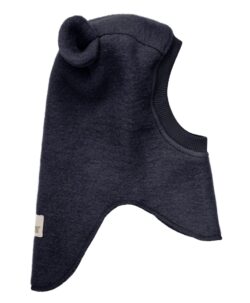 Supersøt og varm balacalva med små ører i tovet ull (80% ull og 20% polyester) fra HUTTEliHUT. Foret er laget av myk bomullsvelour som gjør den ekstra varm og vindtett på kalde dager. Ribbekanten rundt ansiktet er i bomull som gjør at den ikke klør. Vaskes fint på 30 grader ullprogram med vaskemiddel for ull/silke. Tørkes flatt.