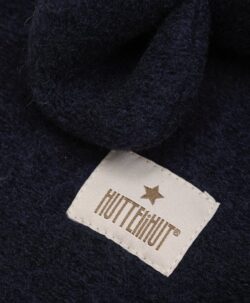 Supersøt og varm balacalva med små ører i tovet ull (80% ull og 20% polyester) fra HUTTEliHUT. Foret er laget av myk bomullsvelour som gjør den ekstra varm og vindtett på kalde dager. Ribbekanten rundt ansiktet er i bomull som gjør at den ikke klør. Vaskes fint på 30 grader ullprogram med vaskemiddel for ull/silke. Tørkes flatt.