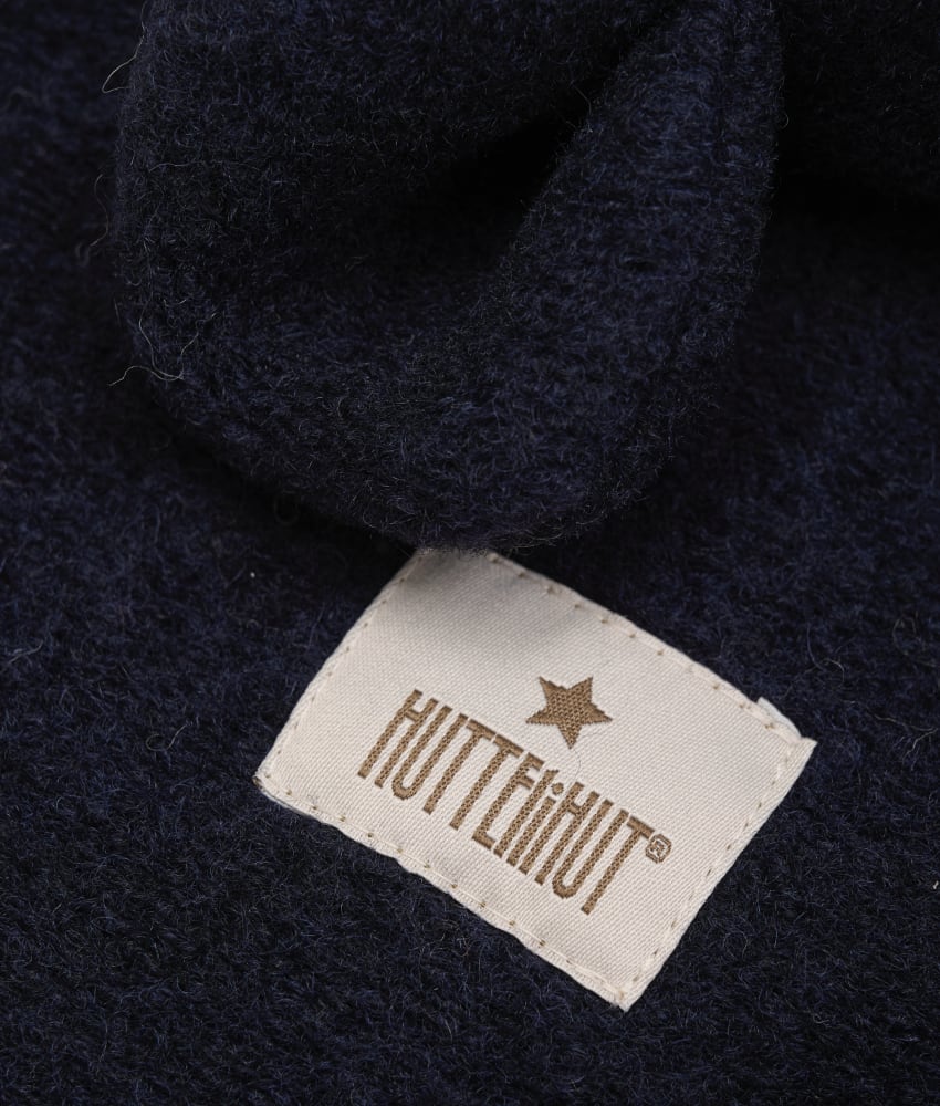 Supersøt og varm balacalva med små ører i tovet ull (80% ull og 20% polyester) fra HUTTEliHUT. Foret er laget av myk bomullsvelour som gjør den ekstra varm og vindtett på kalde dager. Ribbekanten rundt ansiktet er i bomull som gjør at den ikke klør. Vaskes fint på 30 grader ullprogram med vaskemiddel for ull/silke. Tørkes flatt.