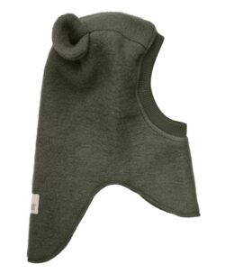 Supersøt og varm balacalva med små ører i tovet ull (80% ull og 20% polyester) fra HUTTEliHUT. Foret er laget av myk bomullsvelour som gjør den ekstra varm og vindtett på kalde dager. Ribbekanten rundt ansiktet er i bomull som gjør at den ikke klør. Vaskes fint på 30 grader ullprogram med vaskemiddel for ull/silke. Tørkes flatt.
