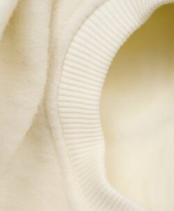 Supersøt og varm foret balaclava lue i tovet ull med søte kaninører fra danske Huttelihut. Den tovede ulla er laget av 80% ull og 20% polyamid. Foret er laget av myk bomullsvelour som gjør den ekstra varm og vindtett på kalde dager. Ribbekanten rundt ansiktet er i bomull som gjør at den ikke klør. Vaskes fint på 30 grader ullprogram med vaskemiddel for ull/silke. Tørkes flatt.