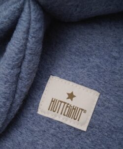 Supersøt og varm foret balaclava lue i tovet ull med søte kaninører fra danske Huttelihut. Den tovede ulla er laget av 80% ull og 20% polyamid. Foret er laget av myk bomullsvelour som gjør den ekstra varm og vindtett på kalde dager. Ribbekanten rundt ansiktet er i bomull som gjør at den ikke klør. Vaskes fint på 30 grader ullprogram med vaskemiddel for ull/silke. Tørkes flatt.