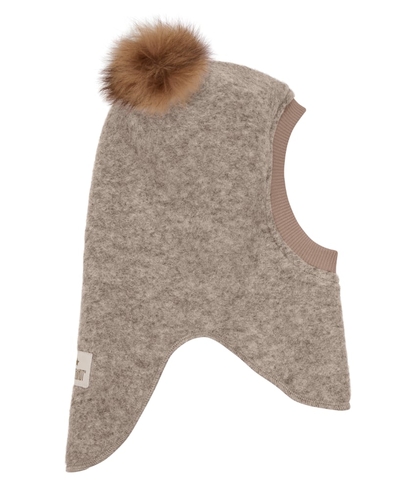 Supersøt og varm balaclava med dusker i tovet ull (80% ull og 20% polyester) fra HUTTEliHUT. Foret er laget av myk bomullsvelour som gjør den ekstra varm og vindtett på kalde dager. Ribbekanten rundt ansiktet er i bomull som gjør at den ikke klør. Vaskes fint på 30 grader ullprogram med vaskemiddel for ull/silke. Tørkes flatt. Om duskene: Dusken er laget av pels fra Alpakkaer fra Bolivia etter fairtrade prinsipper. Duskene er ikke farget og kan derfor ha litt ulik størrelser og nyanser fra lue til lue. Alpakkaen er mer verdifull når den er i live og kan leve i opptil 20-25 år. Når den dør nyttiggjør man seg av hele dyret også pelsen.