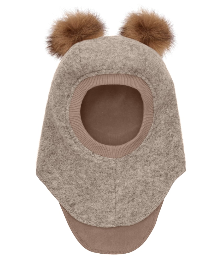 Supersøt og varm balaclava med dusker i tovet ull (80% ull og 20% polyester) fra HUTTEliHUT. Foret er laget av myk bomullsvelour som gjør den ekstra varm og vindtett på kalde dager. Ribbekanten rundt ansiktet er i bomull som gjør at den ikke klør. Vaskes fint på 30 grader ullprogram med vaskemiddel for ull/silke. Tørkes flatt. Om duskene: Dusken er laget av pels fra Alpakkaer fra Bolivia etter fairtrade prinsipper. Duskene er ikke farget og kan derfor ha litt ulik størrelser og nyanser fra lue til lue. Alpakkaen er mer verdifull når den er i live og kan leve i opptil 20-25 år. Når den dør nyttiggjør man seg av hele dyret også pelsen.