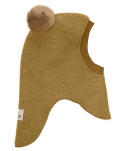 Supersøt og varm balaclava med dusker i tovet ull (80% ull og 20% polyester) fra HUTTEliHUT. Foret er laget av myk bomullsvelour som gjør den ekstra varm og vindtett på kalde dager. Ribbekanten rundt ansiktet er i bomull som gjør at den ikke klør. Vaskes fint på 30 grader ullprogram med vaskemiddel for ull/silke. Tørkes flatt. Om duskene: Dusken er laget av pels fra Alpakkaer fra Bolivia etter fairtrade prinsipper. Duskene er ikke farget og kan derfor ha litt ulik størrelser og nyanser fra lue til lue. Alpakkaen er mer verdifull når den er i live og kan leve i opptil 20-25 år. Når den dør nyttiggjør man seg av hele dyret også pelsen.