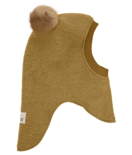 Supersøt og varm balaclava med dusker i tovet ull (80% ull og 20% polyester) fra HUTTEliHUT. Foret er laget av myk bomullsvelour som gjør den ekstra varm og vindtett på kalde dager. Ribbekanten rundt ansiktet er i bomull som gjør at den ikke klør. Vaskes fint på 30 grader ullprogram med vaskemiddel for ull/silke. Tørkes flatt. Om duskene: Dusken er laget av pels fra Alpakkaer fra Bolivia etter fairtrade prinsipper. Duskene er ikke farget og kan derfor ha litt ulik størrelser og nyanser fra lue til lue. Alpakkaen er mer verdifull når den er i live og kan leve i opptil 20-25 år. Når den dør nyttiggjør man seg av hele dyret også pelsen.