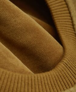 Supersøt og varm balaclava med dusker i tovet ull (80% ull og 20% polyester) fra HUTTEliHUT. Foret er laget av myk bomullsvelour som gjør den ekstra varm og vindtett på kalde dager. Ribbekanten rundt ansiktet er i bomull som gjør at den ikke klør. Vaskes fint på 30 grader ullprogram med vaskemiddel for ull/silke. Tørkes flatt. Om duskene: Dusken er laget av pels fra Alpakkaer fra Bolivia etter fairtrade prinsipper. Duskene er ikke farget og kan derfor ha litt ulik størrelser og nyanser fra lue til lue. Alpakkaen er mer verdifull når den er i live og kan leve i opptil 20-25 år. Når den dør nyttiggjør man seg av hele dyret også pelsen.