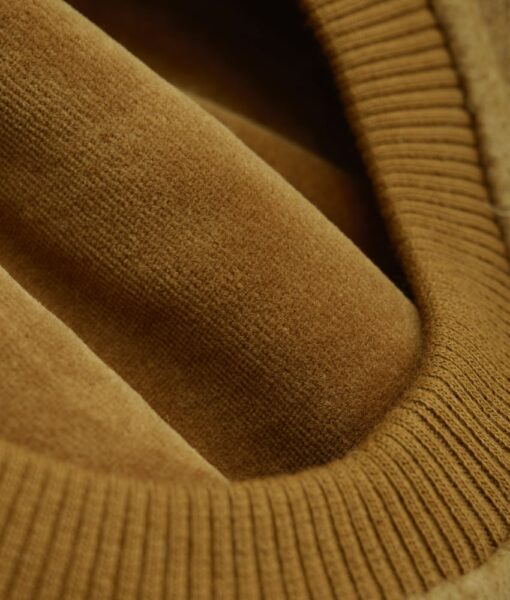 Supersøt og varm balaclava med dusker i tovet ull (80% ull og 20% polyester) fra HUTTEliHUT. Foret er laget av myk bomullsvelour som gjør den ekstra varm og vindtett på kalde dager. Ribbekanten rundt ansiktet er i bomull som gjør at den ikke klør. Vaskes fint på 30 grader ullprogram med vaskemiddel for ull/silke. Tørkes flatt. Om duskene: Dusken er laget av pels fra Alpakkaer fra Bolivia etter fairtrade prinsipper. Duskene er ikke farget og kan derfor ha litt ulik størrelser og nyanser fra lue til lue. Alpakkaen er mer verdifull når den er i live og kan leve i opptil 20-25 år. Når den dør nyttiggjør man seg av hele dyret også pelsen.