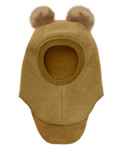 Supersøt og varm balaclava med dusker i tovet ull (80% ull og 20% polyester) fra HUTTEliHUT. Foret er laget av myk bomullsvelour som gjør den ekstra varm og vindtett på kalde dager. Ribbekanten rundt ansiktet er i bomull som gjør at den ikke klør. Vaskes fint på 30 grader ullprogram med vaskemiddel for ull/silke. Tørkes flatt. Om duskene: Dusken er laget av pels fra Alpakkaer fra Bolivia etter fairtrade prinsipper. Duskene er ikke farget og kan derfor ha litt ulik størrelser og nyanser fra lue til lue. Alpakkaen er mer verdifull når den er i live og kan leve i opptil 20-25 år. Når den dør nyttiggjør man seg av hele dyret også pelsen.