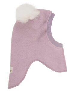 Supersøt og varm balaclava med dusker i tovet ull (80% ull og 20% polyester) fra HUTTEliHUT. Foret er laget av myk bomullsvelour som gjør den ekstra varm og vindtett på kalde dager. Ribbekanten rundt ansiktet er i bomull som gjør at den ikke klør. Vaskes fint på 30 grader ullprogram med vaskemiddel for ull/silke. Tørkes flatt. Om duskene: Dusken er laget av pels fra Alpakkaer fra Bolivia etter fairtrade prinsipper. Duskene er ikke farget og kan derfor ha litt ulik størrelser og nyanser fra lue til lue. Alpakkaen er mer verdifull når den er i live og kan leve i opptil 20-25 år. Når den dør nyttiggjør man seg av hele dyret også pelsen.