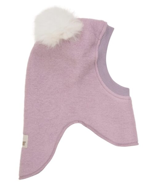 Supersøt og varm balaclava med dusker i tovet ull (80% ull og 20% polyester) fra HUTTEliHUT. Foret er laget av myk bomullsvelour som gjør den ekstra varm og vindtett på kalde dager. Ribbekanten rundt ansiktet er i bomull som gjør at den ikke klør. Vaskes fint på 30 grader ullprogram med vaskemiddel for ull/silke. Tørkes flatt. Om duskene: Dusken er laget av pels fra Alpakkaer fra Bolivia etter fairtrade prinsipper. Duskene er ikke farget og kan derfor ha litt ulik størrelser og nyanser fra lue til lue. Alpakkaen er mer verdifull når den er i live og kan leve i opptil 20-25 år. Når den dør nyttiggjør man seg av hele dyret også pelsen.
