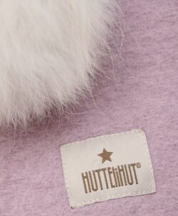 Supersøt og varm balaclava med dusker i tovet ull (80% ull og 20% polyester) fra HUTTEliHUT. Foret er laget av myk bomullsvelour som gjør den ekstra varm og vindtett på kalde dager. Ribbekanten rundt ansiktet er i bomull som gjør at den ikke klør. Vaskes fint på 30 grader ullprogram med vaskemiddel for ull/silke. Tørkes flatt. Om duskene: Dusken er laget av pels fra Alpakkaer fra Bolivia etter fairtrade prinsipper. Duskene er ikke farget og kan derfor ha litt ulik størrelser og nyanser fra lue til lue. Alpakkaen er mer verdifull når den er i live og kan leve i opptil 20-25 år. Når den dør nyttiggjør man seg av hele dyret også pelsen.