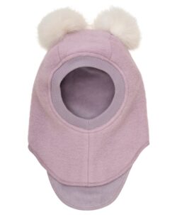 Supersøt og varm balaclava med dusker i tovet ull (80% ull og 20% polyester) fra HUTTEliHUT. Foret er laget av myk bomullsvelour som gjør den ekstra varm og vindtett på kalde dager. Ribbekanten rundt ansiktet er i bomull som gjør at den ikke klør. Vaskes fint på 30 grader ullprogram med vaskemiddel for ull/silke. Tørkes flatt. Om duskene: Dusken er laget av pels fra Alpakkaer fra Bolivia etter fairtrade prinsipper. Duskene er ikke farget og kan derfor ha litt ulik størrelser og nyanser fra lue til lue. Alpakkaen er mer verdifull når den er i live og kan leve i opptil 20-25 år. Når den dør nyttiggjør man seg av hele dyret også pelsen.