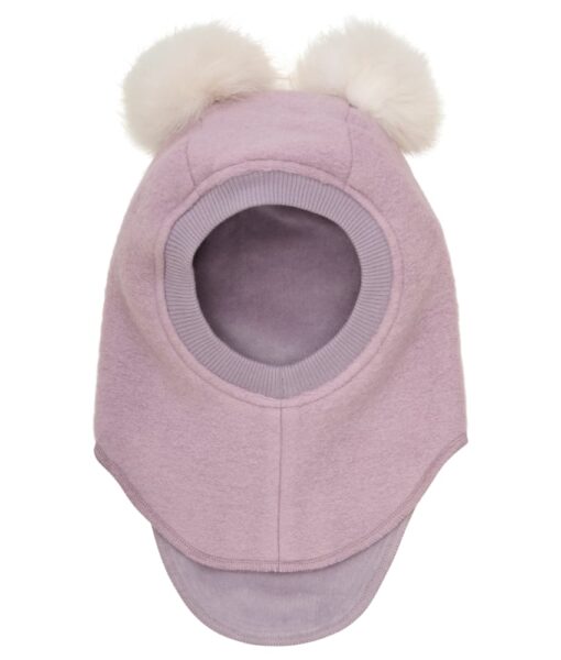 Supersøt og varm balaclava med dusker i tovet ull (80% ull og 20% polyester) fra HUTTEliHUT. Foret er laget av myk bomullsvelour som gjør den ekstra varm og vindtett på kalde dager. Ribbekanten rundt ansiktet er i bomull som gjør at den ikke klør. Vaskes fint på 30 grader ullprogram med vaskemiddel for ull/silke. Tørkes flatt. Om duskene: Dusken er laget av pels fra Alpakkaer fra Bolivia etter fairtrade prinsipper. Duskene er ikke farget og kan derfor ha litt ulik størrelser og nyanser fra lue til lue. Alpakkaen er mer verdifull når den er i live og kan leve i opptil 20-25 år. Når den dør nyttiggjør man seg av hele dyret også pelsen.