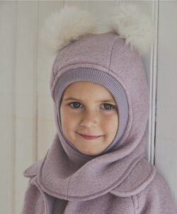 Supersøt og varm balaclava med dusker i tovet ull (80% ull og 20% polyester) fra HUTTEliHUT. Foret er laget av myk bomullsvelour som gjør den ekstra varm og vindtett på kalde dager. Ribbekanten rundt ansiktet er i bomull som gjør at den ikke klør. Vaskes fint på 30 grader ullprogram med vaskemiddel for ull/silke. Tørkes flatt. Om duskene: Dusken er laget av pels fra Alpakkaer fra Bolivia etter fairtrade prinsipper. Duskene er ikke farget og kan derfor ha litt ulik størrelser og nyanser fra lue til lue. Alpakkaen er mer verdifull når den er i live og kan leve i opptil 20-25 år. Når den dør nyttiggjør man seg av hele dyret også pelsen.