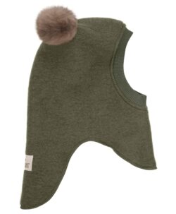 Supersøt og varm balaclava med dusker i tovet ull (80% ull og 20% polyester) fra HUTTEliHUT. Foret er laget av myk bomullsvelour som gjør den ekstra varm og vindtett på kalde dager. Ribbekanten rundt ansiktet er i bomull som gjør at den ikke klør. Vaskes fint på 30 grader ullprogram med vaskemiddel for ull/silke. Tørkes flatt. Om duskene: Dusken er laget av pels fra Alpakkaer fra Bolivia etter fairtrade prinsipper. Duskene er ikke farget og kan derfor ha litt ulik størrelser og nyanser fra lue til lue. Alpakkaen er mer verdifull når den er i live og kan leve i opptil 20-25 år. Når den dør nyttiggjør man seg av hele dyret også pelsen.