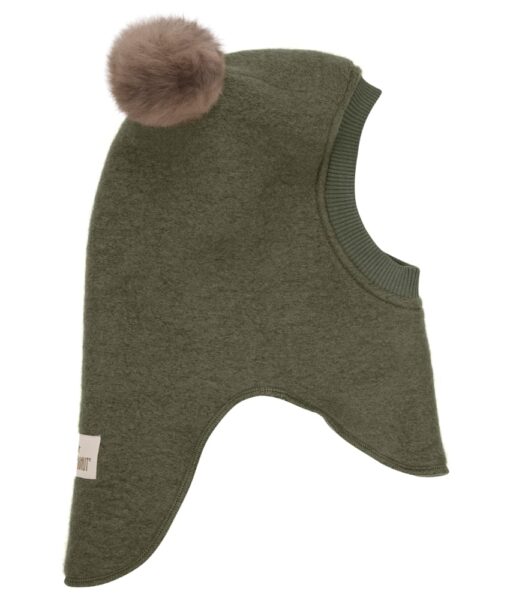 Supersøt og varm balaclava med dusker i tovet ull (80% ull og 20% polyester) fra HUTTEliHUT. Foret er laget av myk bomullsvelour som gjør den ekstra varm og vindtett på kalde dager. Ribbekanten rundt ansiktet er i bomull som gjør at den ikke klør. Vaskes fint på 30 grader ullprogram med vaskemiddel for ull/silke. Tørkes flatt. Om duskene: Dusken er laget av pels fra Alpakkaer fra Bolivia etter fairtrade prinsipper. Duskene er ikke farget og kan derfor ha litt ulik størrelser og nyanser fra lue til lue. Alpakkaen er mer verdifull når den er i live og kan leve i opptil 20-25 år. Når den dør nyttiggjør man seg av hele dyret også pelsen.