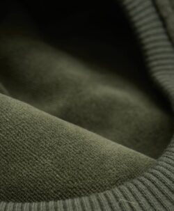 Supersøt og varm balaclava med dusker i tovet ull (80% ull og 20% polyester) fra HUTTEliHUT. Foret er laget av myk bomullsvelour som gjør den ekstra varm og vindtett på kalde dager. Ribbekanten rundt ansiktet er i bomull som gjør at den ikke klør. Vaskes fint på 30 grader ullprogram med vaskemiddel for ull/silke. Tørkes flatt. Om duskene: Dusken er laget av pels fra Alpakkaer fra Bolivia etter fairtrade prinsipper. Duskene er ikke farget og kan derfor ha litt ulik størrelser og nyanser fra lue til lue. Alpakkaen er mer verdifull når den er i live og kan leve i opptil 20-25 år. Når den dør nyttiggjør man seg av hele dyret også pelsen.
