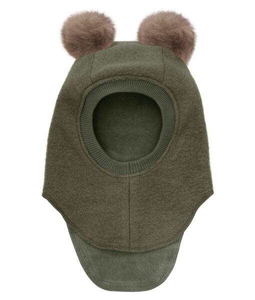 Supersøt og varm balaclava med dusker i tovet ull (80% ull og 20% polyester) fra HUTTEliHUT. Foret er laget av myk bomullsvelour som gjør den ekstra varm og vindtett på kalde dager. Ribbekanten rundt ansiktet er i bomull som gjør at den ikke klør. Vaskes fint på 30 grader ullprogram med vaskemiddel for ull/silke. Tørkes flatt. Om duskene: Dusken er laget av pels fra Alpakkaer fra Bolivia etter fairtrade prinsipper. Duskene er ikke farget og kan derfor ha litt ulik størrelser og nyanser fra lue til lue. Alpakkaen er mer verdifull når den er i live og kan leve i opptil 20-25 år. Når den dør nyttiggjør man seg av hele dyret også pelsen.