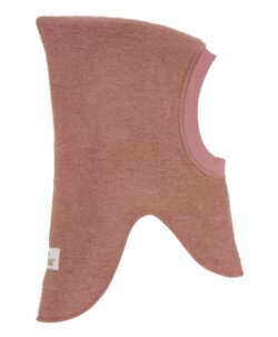 Varm balaclava i to lag med vakkert mistelteinbroderi på siden. HUTTEliHUT luen har en spiss hodeform og en bred, elastisk ribbekant rundt ansiktsåpningen, noe som sikrer en tettsittende passform og god komfort. Luen har et praktisk splittdesign med ekstra lengde i halsen. Produktet er laget av 80% ull og 20% polyester. HUTTEliHUT luene er kjent for sin holdbarhet hvis de vaskes riktig. Bruk et skånsomt ullprogram eller vask for hånd. Luen skal vrenges før den vaskes og man skal ikke bruke tøymykner. Tørkes flatt.