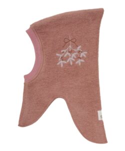 Varm balaclava i to lag med vakkert mistelteinbroderi på siden. HUTTEliHUT luen har en spiss hodeform og en bred, elastisk ribbekant rundt ansiktsåpningen, noe som sikrer en tettsittende passform og god komfort. Luen har et praktisk splittdesign med ekstra lengde i halsen. Produktet er laget av 80% ull og 20% polyester. HUTTEliHUT luene er kjent for sin holdbarhet hvis de vaskes riktig. Bruk et skånsomt ullprogram eller vask for hånd. Luen skal vrenges før den vaskes og man skal ikke bruke tøymykner. Tørkes flatt.