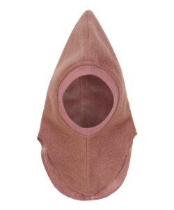 Varm balaclava i to lag med vakkert mistelteinbroderi på siden. HUTTEliHUT luen har en spiss hodeform og en bred, elastisk ribbekant rundt ansiktsåpningen, noe som sikrer en tettsittende passform og god komfort. Luen har et praktisk splittdesign med ekstra lengde i halsen. Produktet er laget av 80% ull og 20% polyester. HUTTEliHUT luene er kjent for sin holdbarhet hvis de vaskes riktig. Bruk et skånsomt ullprogram eller vask for hånd. Luen skal vrenges før den vaskes og man skal ikke bruke tøymykner. Tørkes flatt.