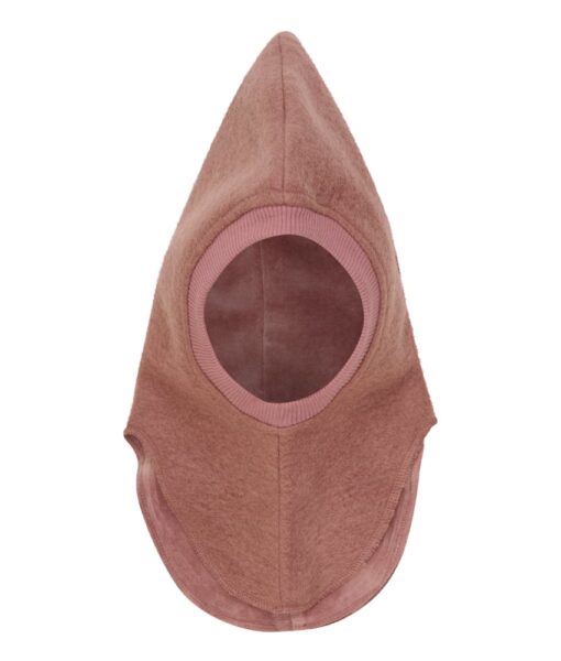 Varm balaclava i to lag med vakkert mistelteinbroderi på siden. HUTTEliHUT luen har en spiss hodeform og en bred, elastisk ribbekant rundt ansiktsåpningen, noe som sikrer en tettsittende passform og god komfort. Luen har et praktisk splittdesign med ekstra lengde i halsen. Produktet er laget av 80% ull og 20% polyester. HUTTEliHUT luene er kjent for sin holdbarhet hvis de vaskes riktig. Bruk et skånsomt ullprogram eller vask for hånd. Luen skal vrenges før den vaskes og man skal ikke bruke tøymykner. Tørkes flatt.