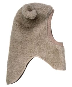 God og varm HUTTEliHUT teddy balaclava i to lag med søte bamseører laget av 100% ull. HUTTEliHUT-luen har en bred, elastisk ribbekant ved ansiktsåpningen, noe som sikrer en tettsittende passform. Luen har en praktisk splittdesign med ekstra lengde i halsen. Laget i en deilig merinoull-teddy med et mykt fôr i bomullsjersey på innsiden. Vaskes fint på 30 grader ullprogram med vaskemiddel for ull/silke. Tørkes flatt.