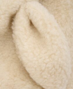 Supersøt og varm balaclava med søte ører i 100% merinoull teddy fra danske Huttelihut. Luen er foret med myk bomull som gjør den ekstra varm og vindtett på kalde dager. Ribbekanten rundt ansiktet er i bomull som gjør at den ikke klør. Vaskes fint på 30 grader ullprogram med vaskemiddel for ull/silke. Tørkes flatt.